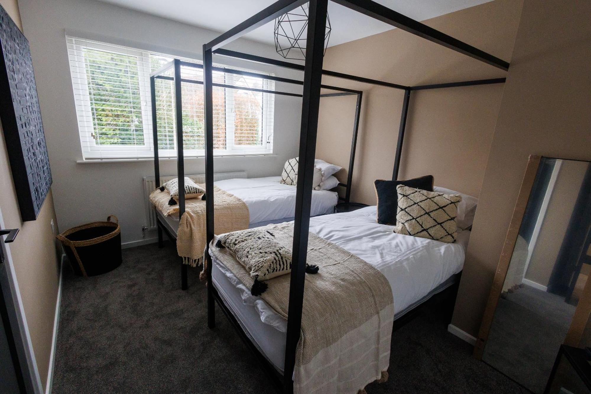 Uber Stylish 3 Bedroom Home Off Road Parking Near Town Centre And Bike Park Wales Мертир-Тидвилл Экстерьер фото