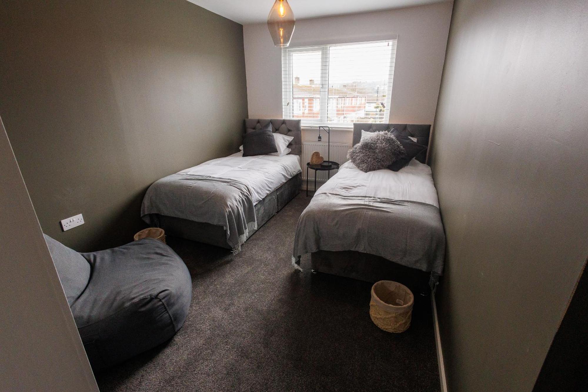 Uber Stylish 3 Bedroom Home Off Road Parking Near Town Centre And Bike Park Wales Мертир-Тидвилл Экстерьер фото
